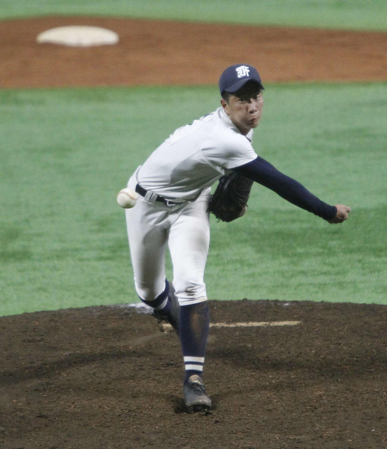 福岡大大濠戦で力投する福岡のエース緒方駿介（撮影・菊川光一）