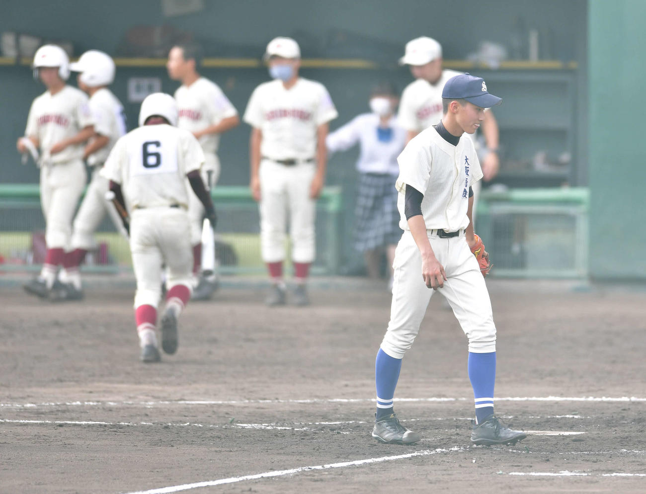青凌対渋谷　8回裏渋谷2死満塁、吉田真貴への押し出し四球でサヨナラ負けし、悔しそうに舌を出す青凌・玉木玲音（右）（撮影・岩下翔太）