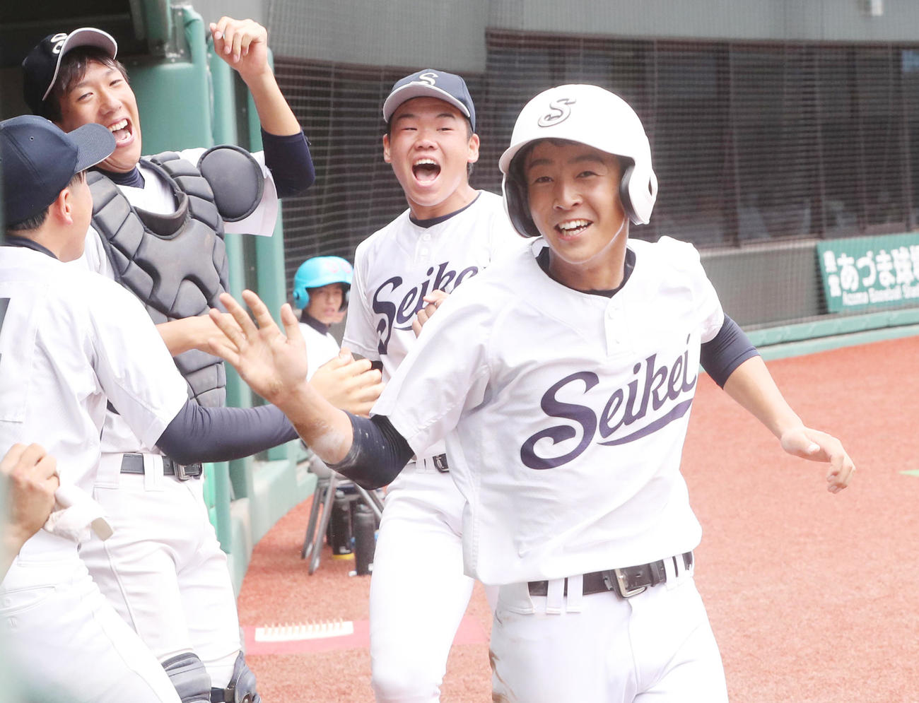 福島成蹊対郡山商　8回表福島成蹊1死満塁、松本の三ゴロ野選で生還し喜ぶ須田（撮影・野上伸悟）