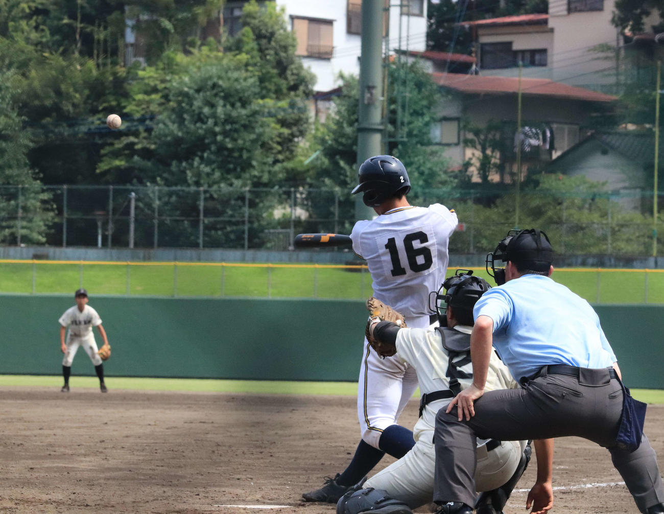伊勢崎工対前橋育英　4回裏前橋育英2死二塁、中堅フェンス直撃の二塁打を放つ皆川（撮影・小早川宗一郎）