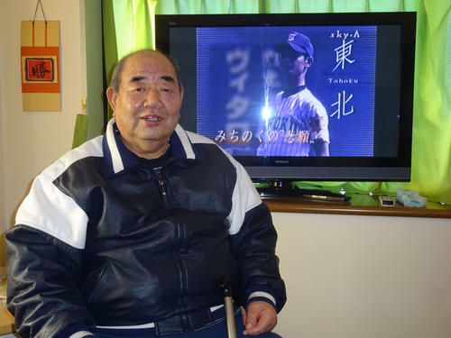 自宅で、東北のDVDを鑑賞する若生氏（撮影・保坂淑子）