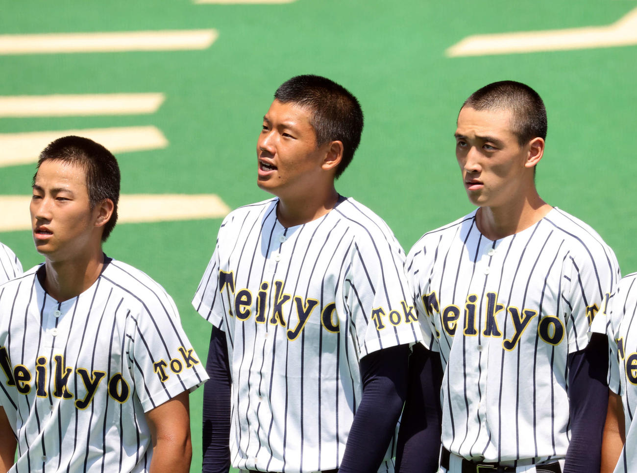 日大豊山対帝京　応援席にあいさつする帝京・田代（中央）（撮影・鈴木正人）