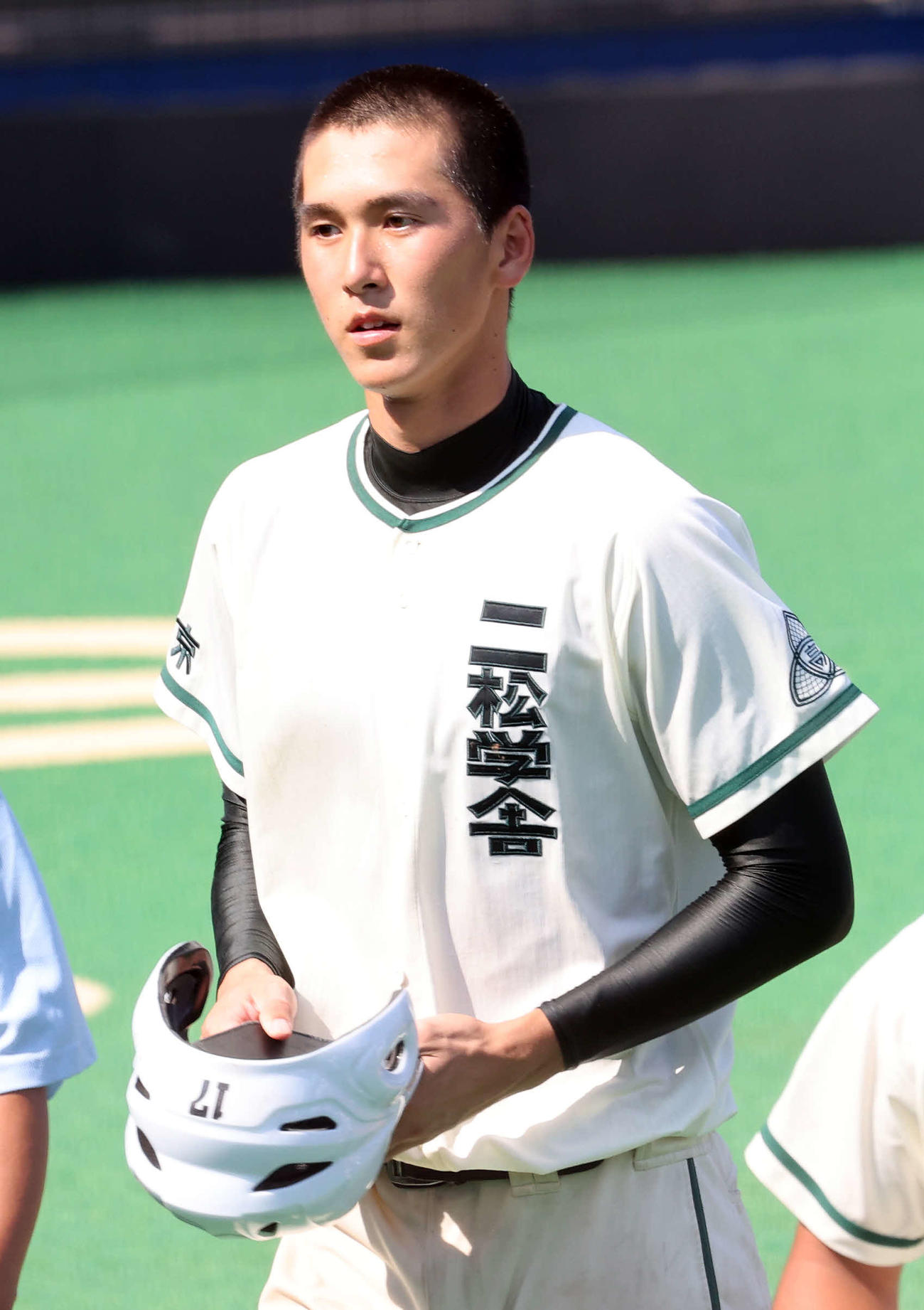 大森学園対二松学舎大付　敗戦し引き揚げる二松学舎大付・秋広（撮影・鈴木正人）