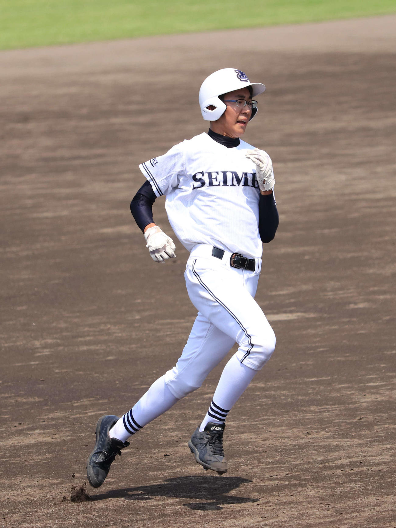 市太田対伊勢崎清明　2回裏伊勢崎清明1死走者なしから中越えの三塁打を放ち全力疾走する清水（撮影・小早川宗一郎）