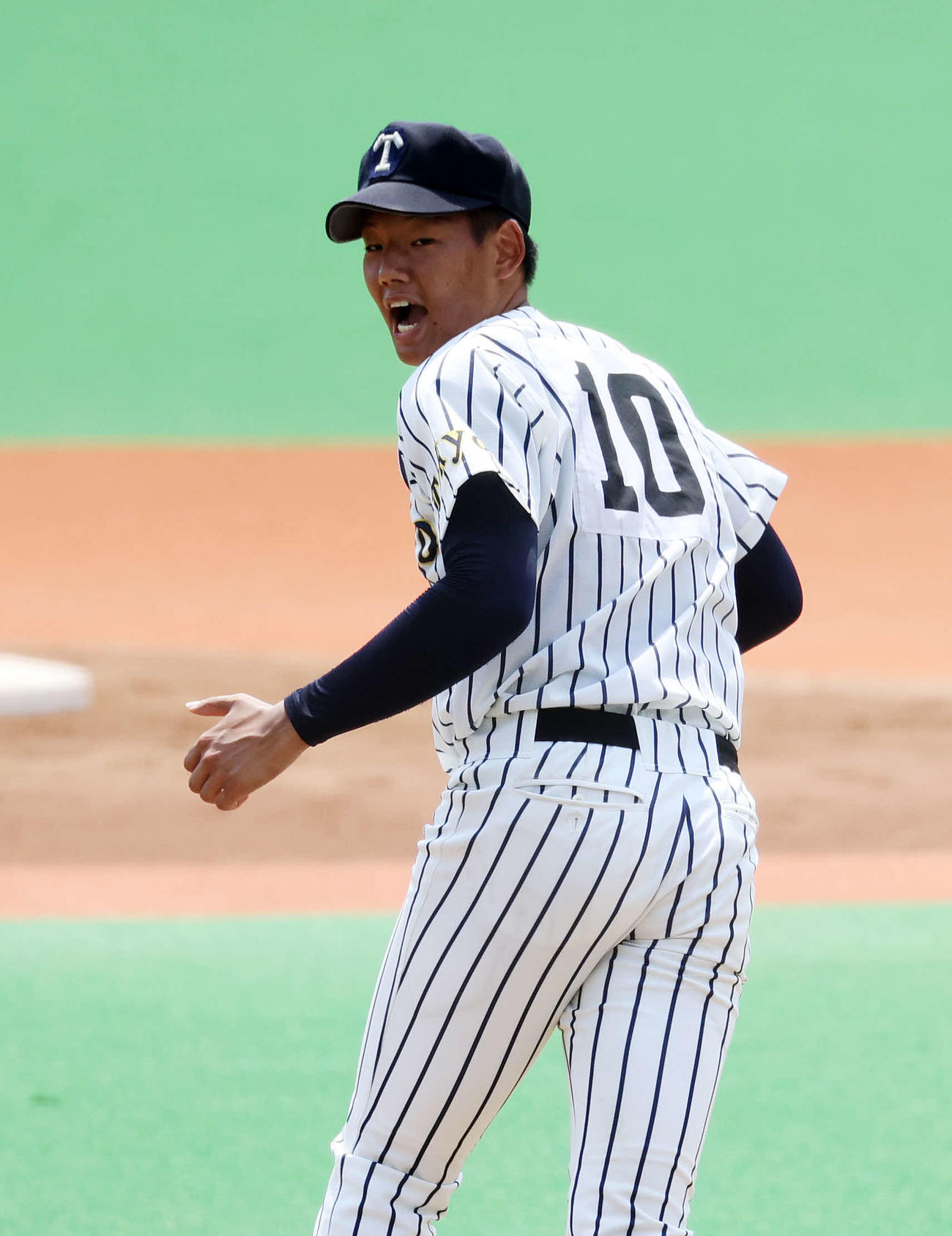 日大豊山対帝京　3回表日大豊山無死、山路から三振を奪い雄たけびを上げる帝京・田代（撮影・鈴木正人）