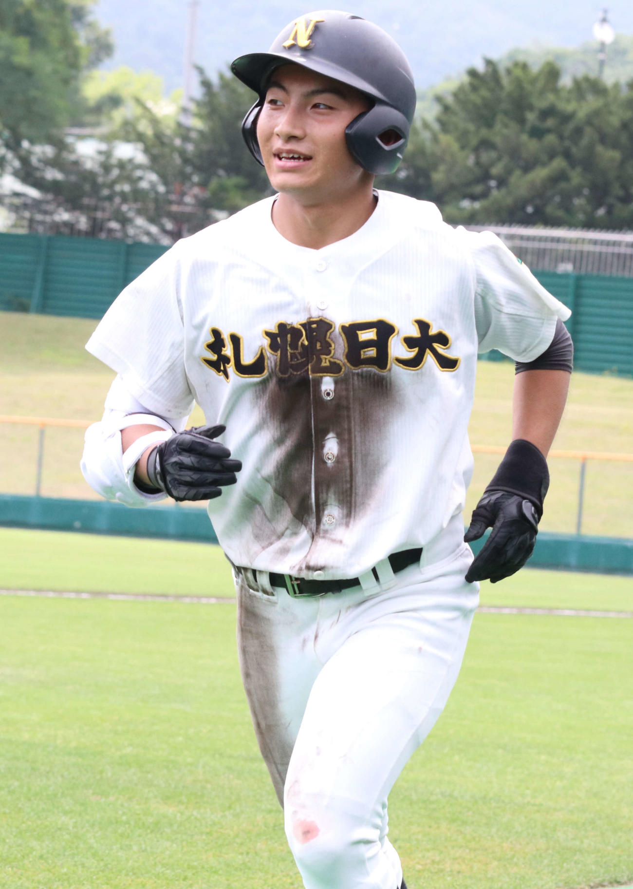 札幌国際情報対札幌日大　9回裏札幌日大1死、二ゴロに倒れる加藤。ユニホームの左膝は血がにじんでいる（撮影・浅水友輝）