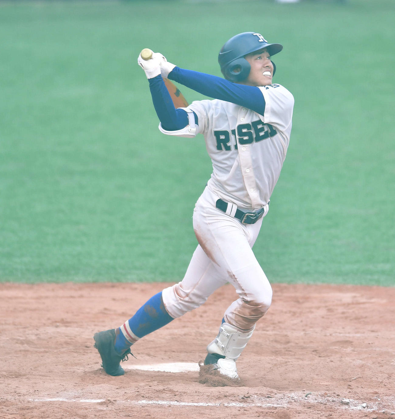 4回裏履正社無死、池田凛は右越えソロ本塁打を放つ（撮影・岩下翔太）