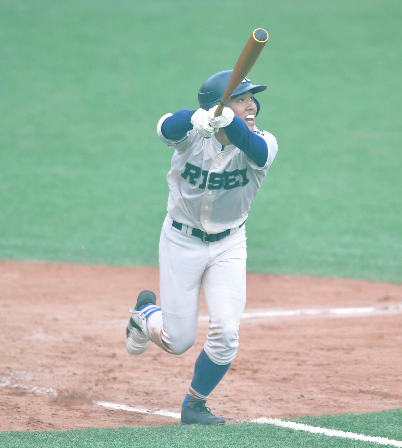4回裏履正社無死、池田凛は右越えソロ本塁打を放つ（撮影・岩下翔太）