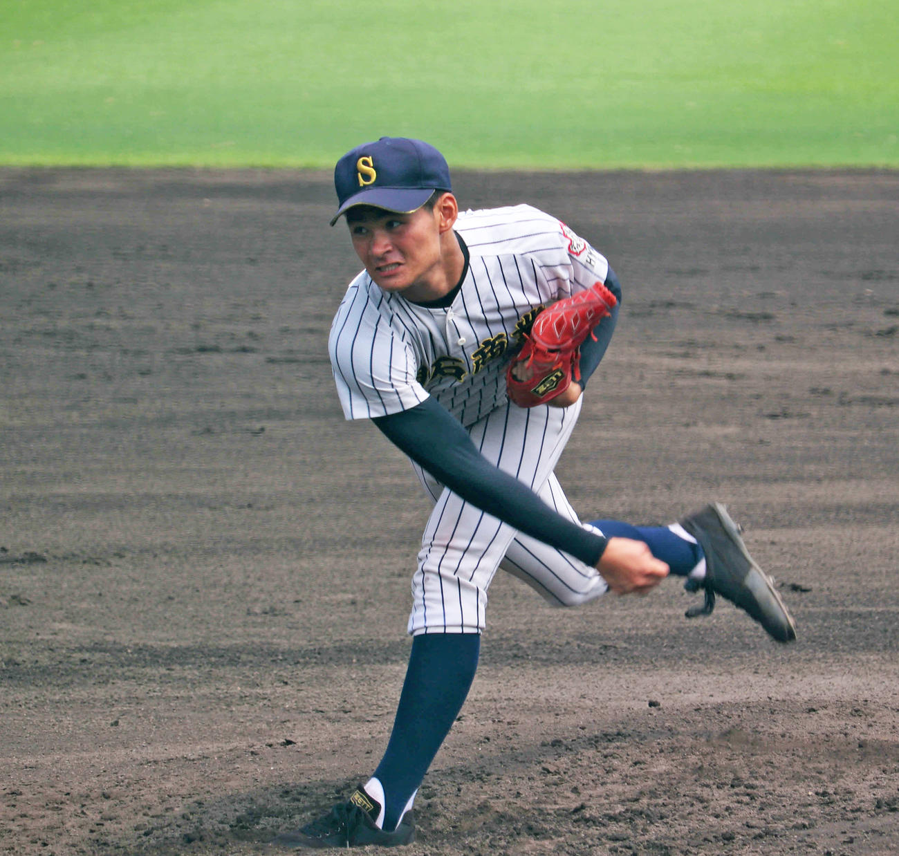 小野戦に先発し、7回3安打7奪三振で無失点に抑えた明石商・中森（撮影・望月千草）