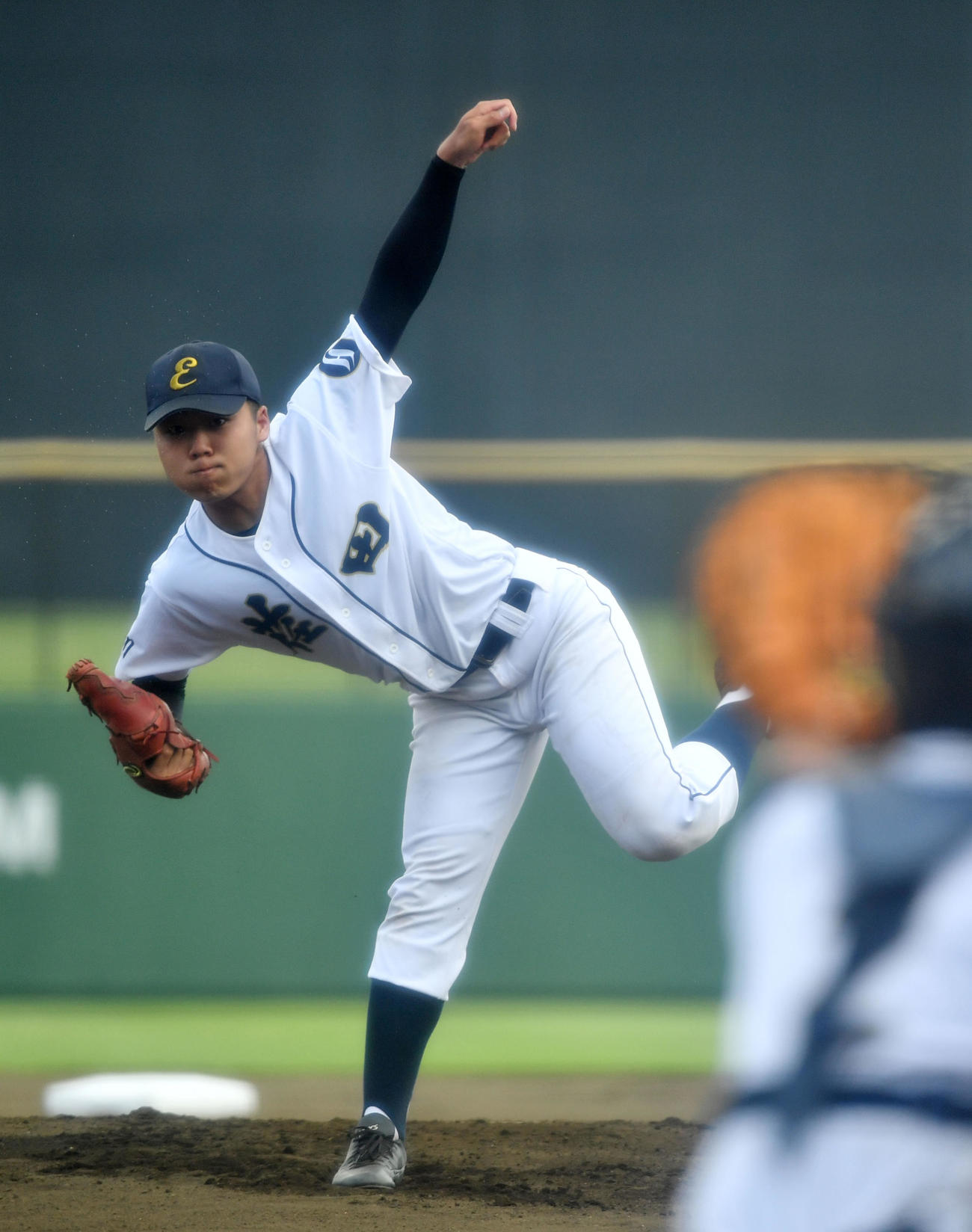 横浜緑ケ丘対荏田　力投する荏田先発の堀岡（撮影・横山健太）