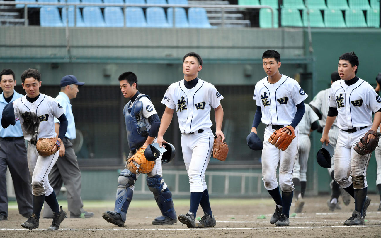横浜緑ケ丘対荏田　横浜緑ケ丘に勝利し引き揚げる荏田ナイン（撮影・横山健太）