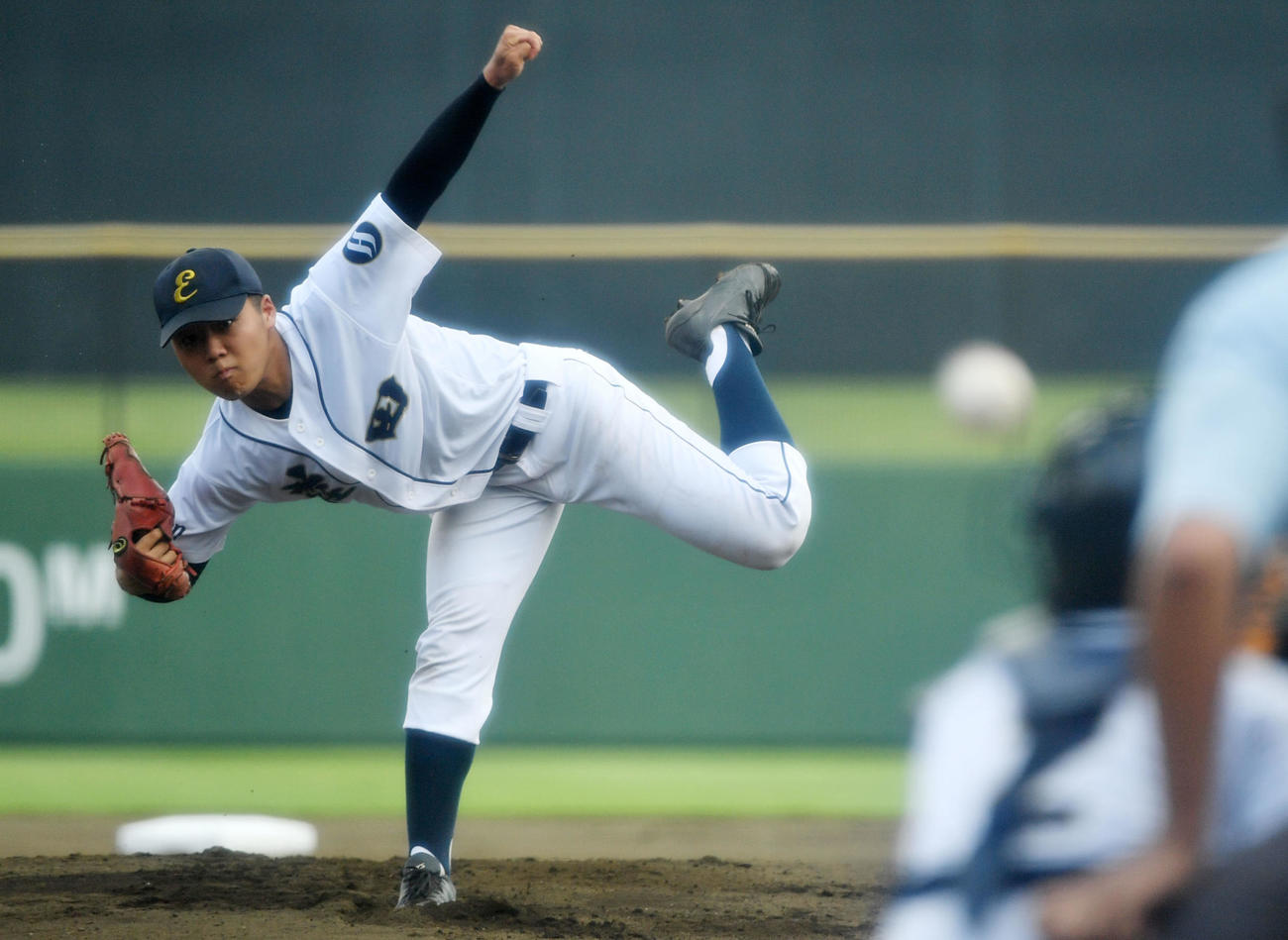 横浜緑ケ丘対荏田　力投する荏田先発の堀岡（撮影・横山健太）