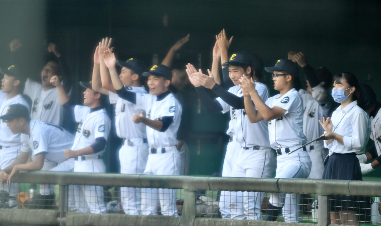 横浜緑ケ丘対荏田　先制点を奪い歓喜する荏田ナイン（撮影・横山健太）