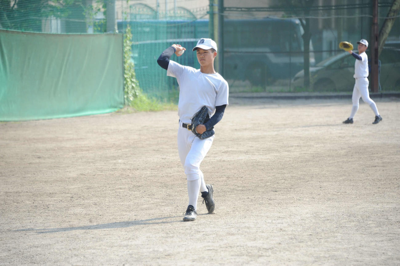 決勝前日、キャッチボールで調整をする日本文理・長谷川