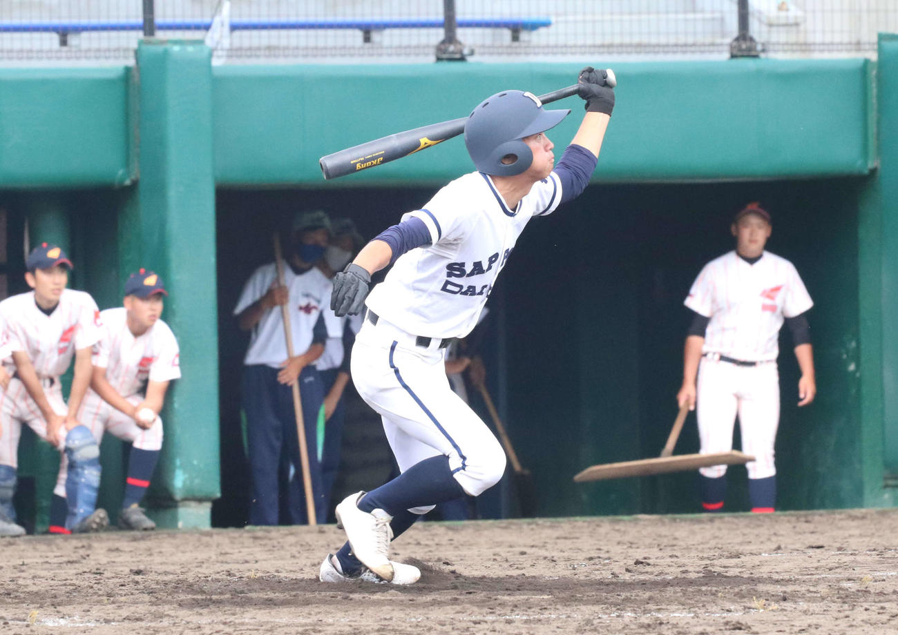 北海道科学大高対札幌第一　5回裏札幌第一1死二塁、片手一本で左中間を破る適時二塁打を放つ山口（撮影・浅水友輝）