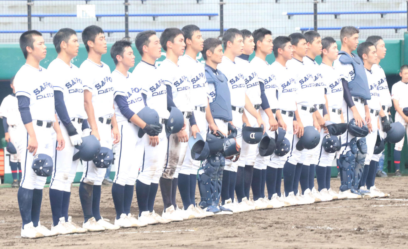 北海道科学大高対札幌第一　初戦を突破し校歌を歌う札幌第一ナイン（撮影・浅水友輝）