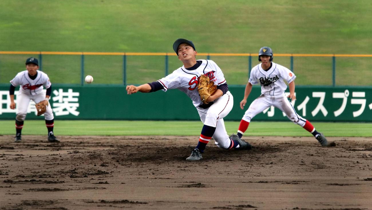 帯広大谷対士別翔雲　3回途中からリリーフで好投した士別翔雲の高橋陸（撮影・永野高輔）