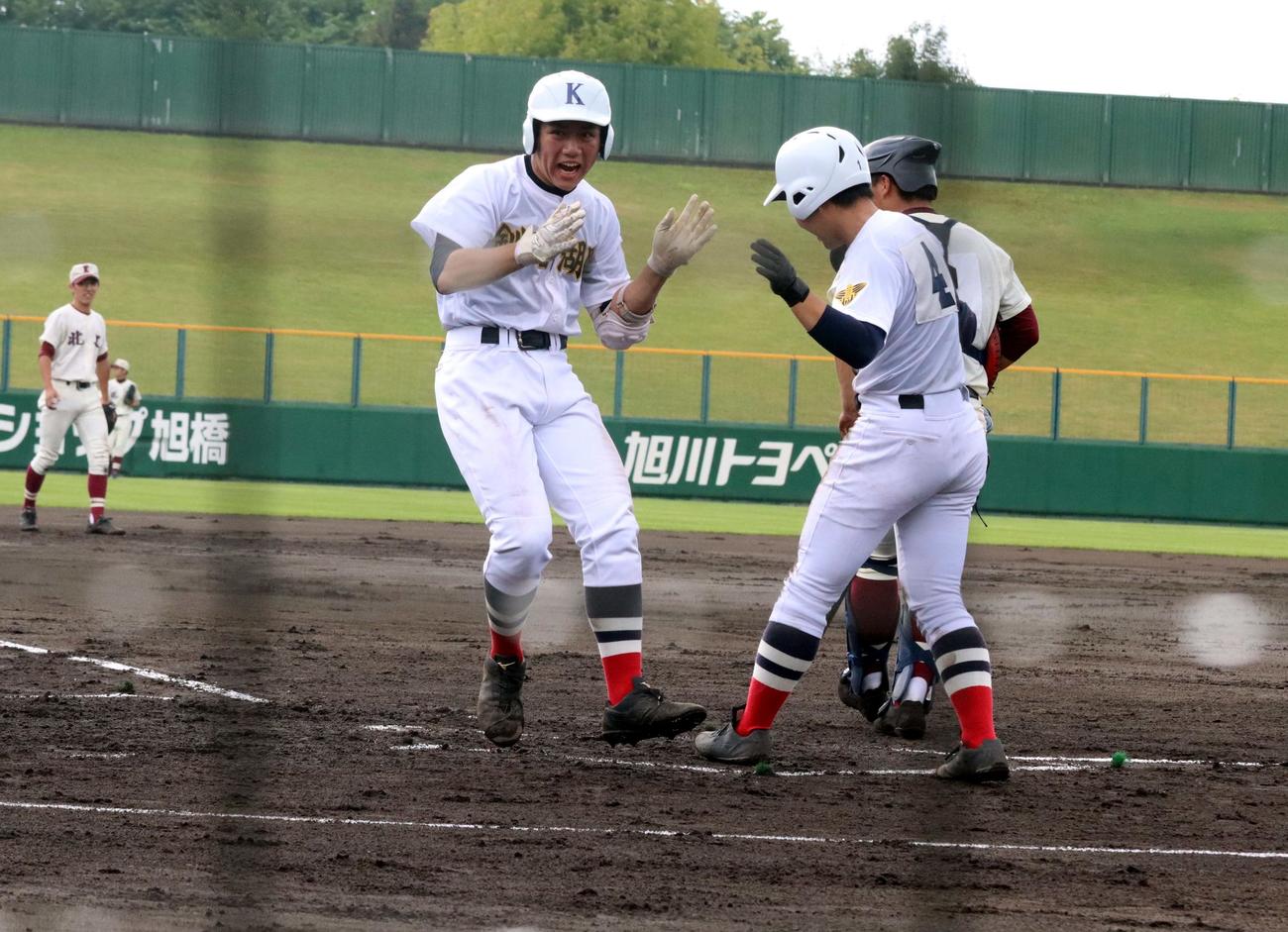 釧路湖陵対北見工　2回釧路湖陵1死一、二塁、小林が左越えに逆転3ランを放ち声を上げながら生還する（撮影・永野高輔）