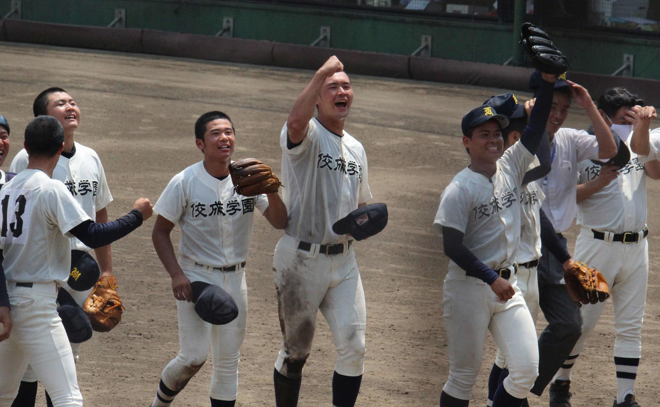 佼成学園対国士舘　応援席の仲間や保護者に勝利を伝える佼成学園ナイン（撮影・玉置肇）