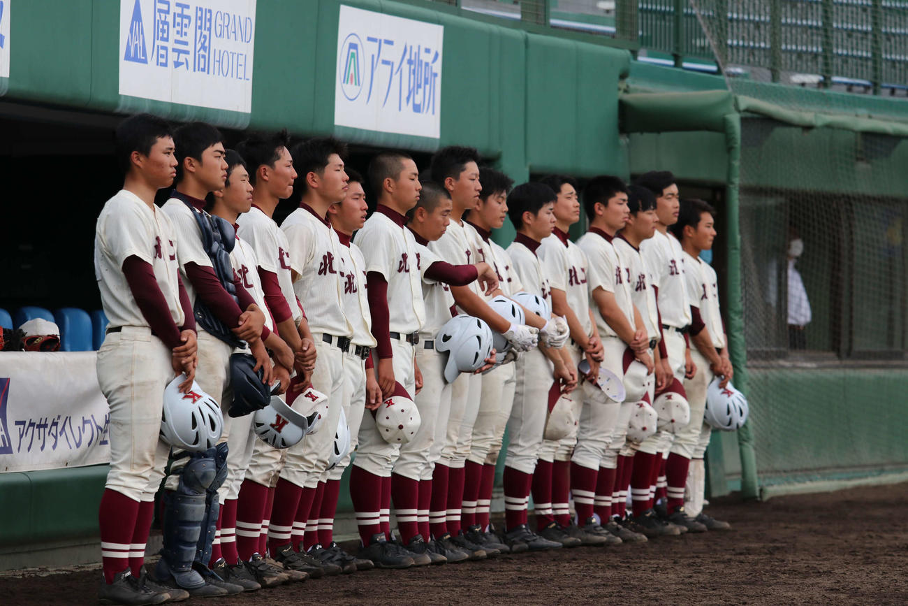 釧路湖陵対北見工　試合に破れベンチ前に整列する北見ナイン（撮影・山崎純一）