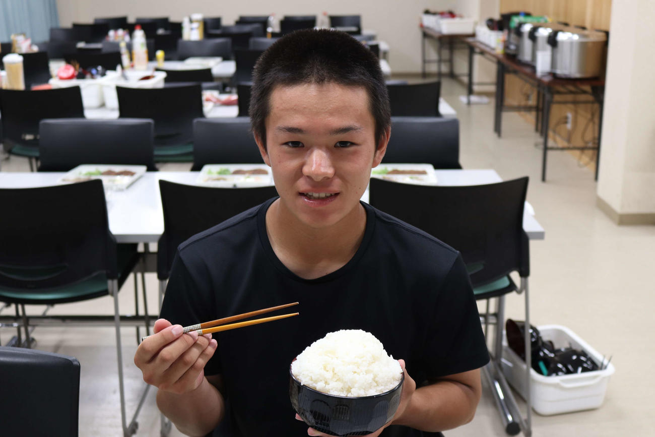 どんぶりに大盛りでご飯をよそう水戸啓明・大貫（撮影・沢田直人）