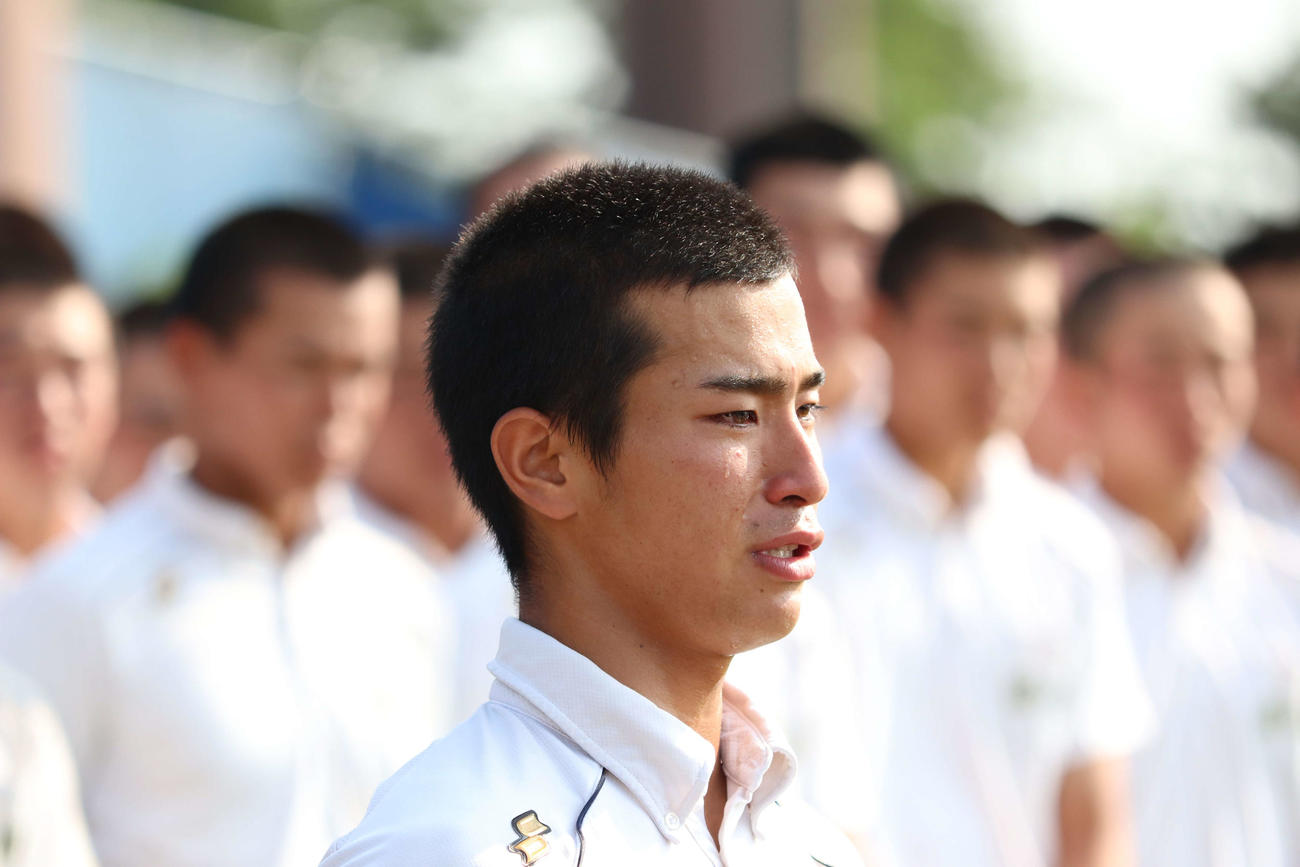 試合を終えて涙を流し保護者に感謝を伝える小田倉啓介（撮影・沢田直人）
