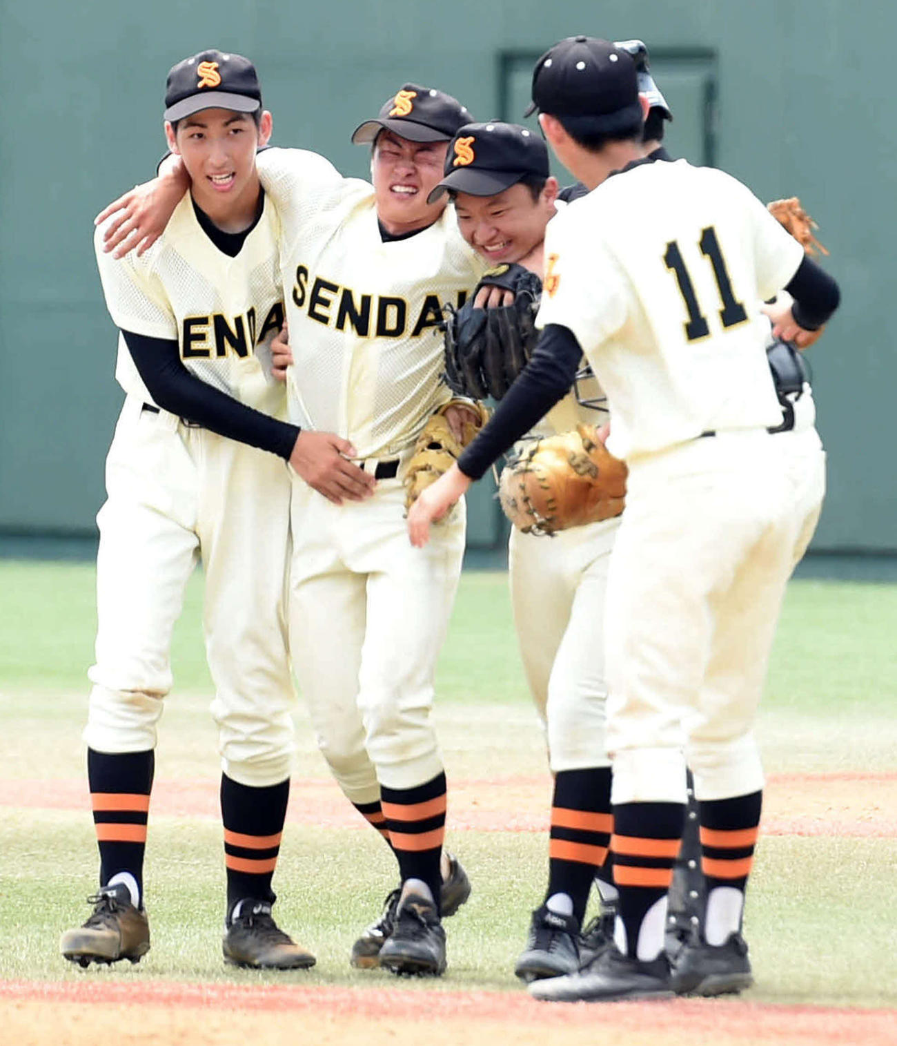 9回、試合終了の瞬間に倒れた桃井（左から2人目）に肩を貸して支えながら整列へ向かう仙台工ナイン（撮影・相沢孔志）