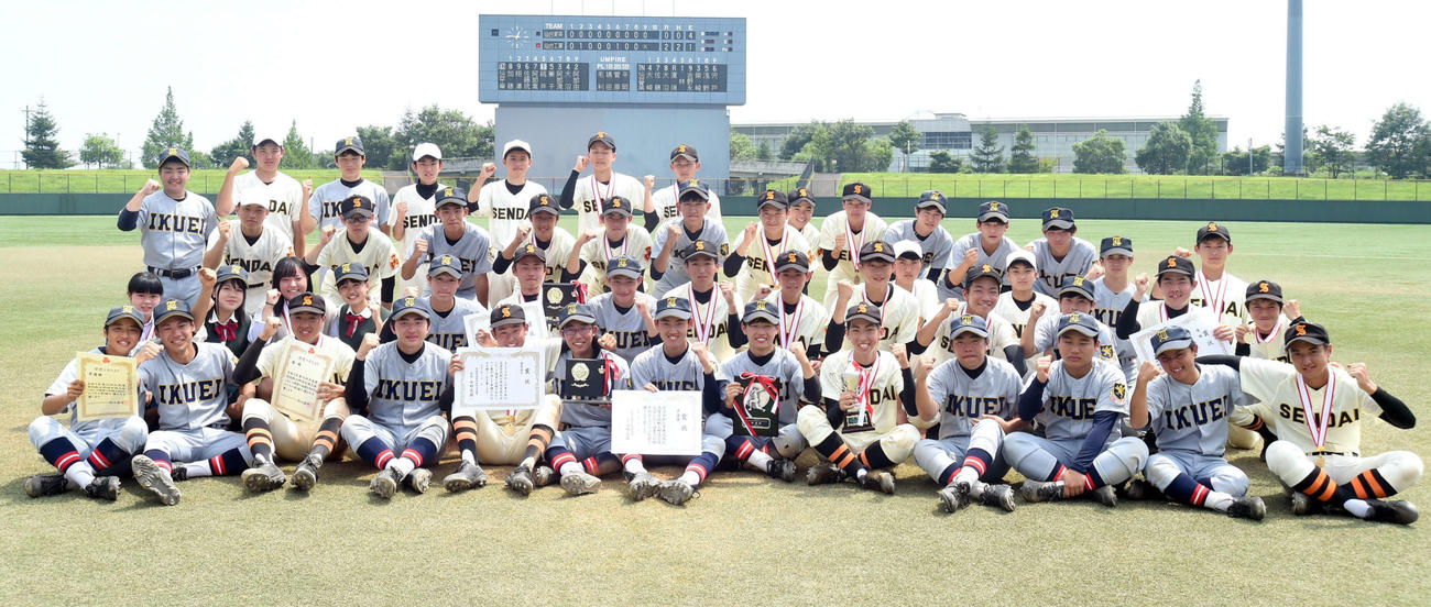 決勝戦を戦った仙台工と仙台育英の選手たちは記念写真に納まる