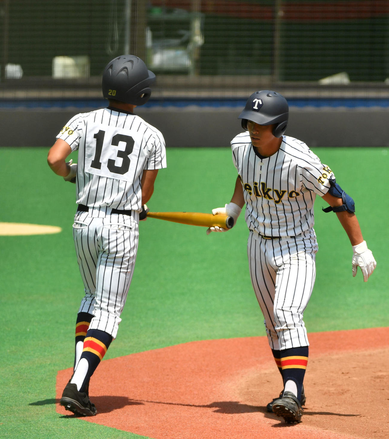東亜学園対帝京　8回裏帝京1死満塁、代打の代打で菊池（左）が打席に向かう。右は小山（撮影・横山健太）