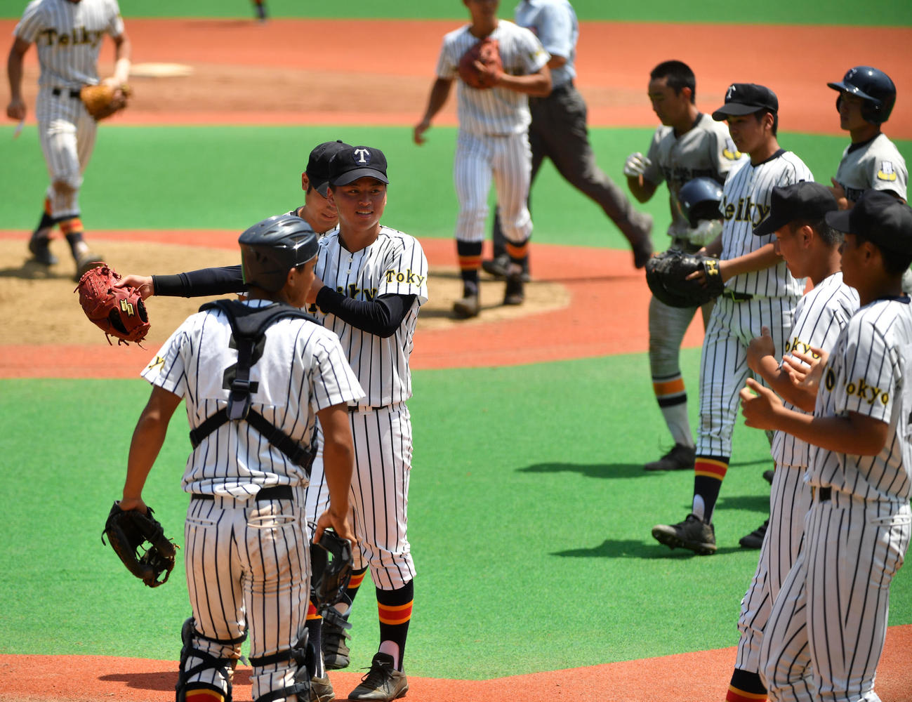 東亜学園対帝京　決勝進出を決め整列する帝京ナイン（撮影・横山健太）