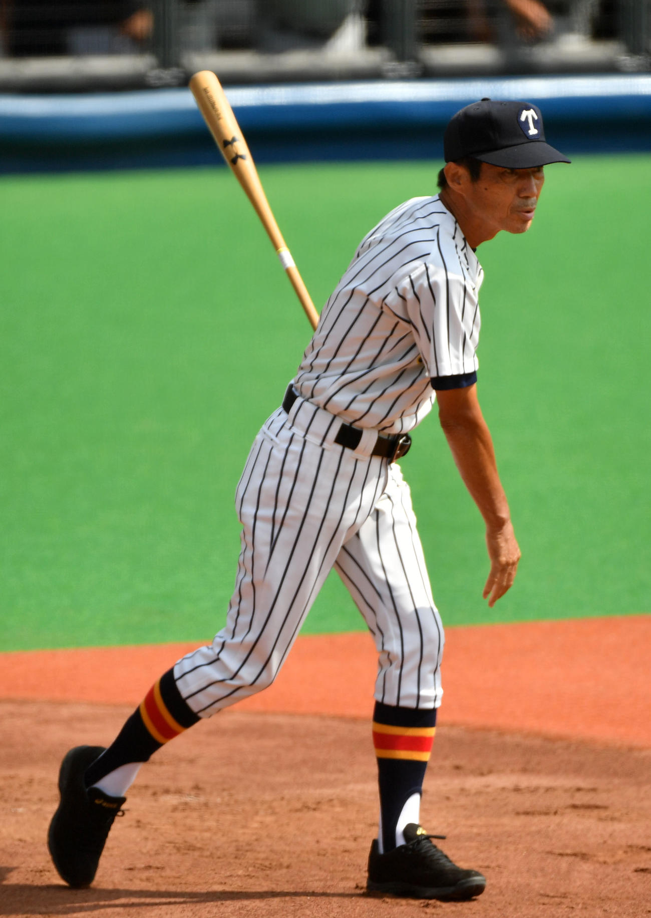 東亜学園対帝京　試合前、ノックをする帝京・前田監督（撮影・横山健太）