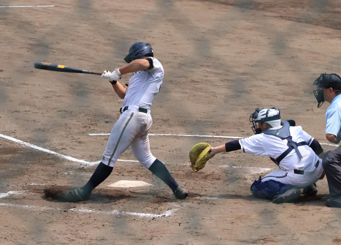 伊勢崎清明対前橋育英　7回裏前橋育英2死一塁、初球を左翼スタンドに運ぶ起死回生の逆転ツーラン本塁打を放つ諸田（撮影・小早川宗一郎）