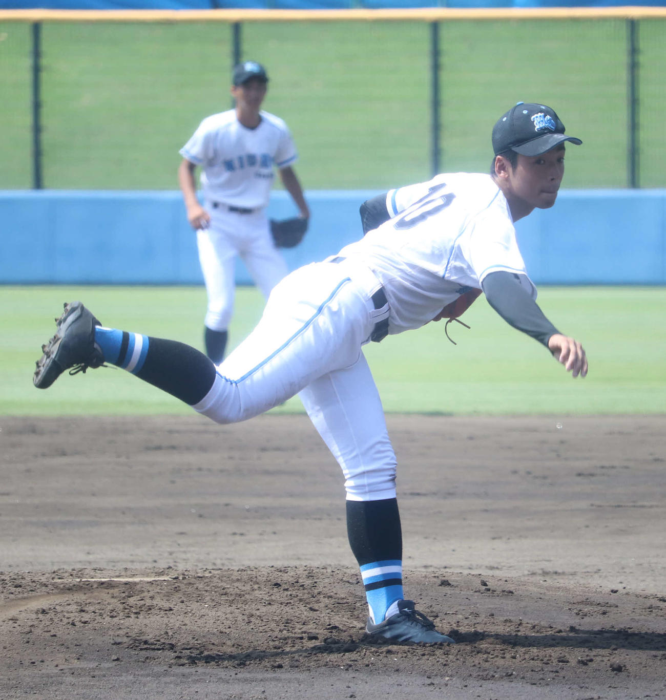 桜丘対三浦学苑　先発し、力投する三浦学苑・垣内（撮影・湯本勝大）