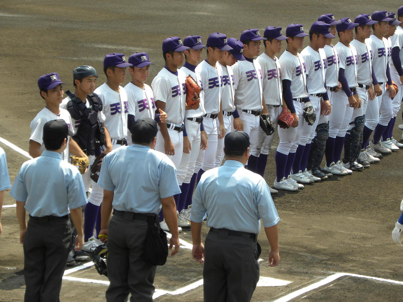 奈良大付との決勝前に本塁前へ整列した天理の選手たち（撮影・松本航）