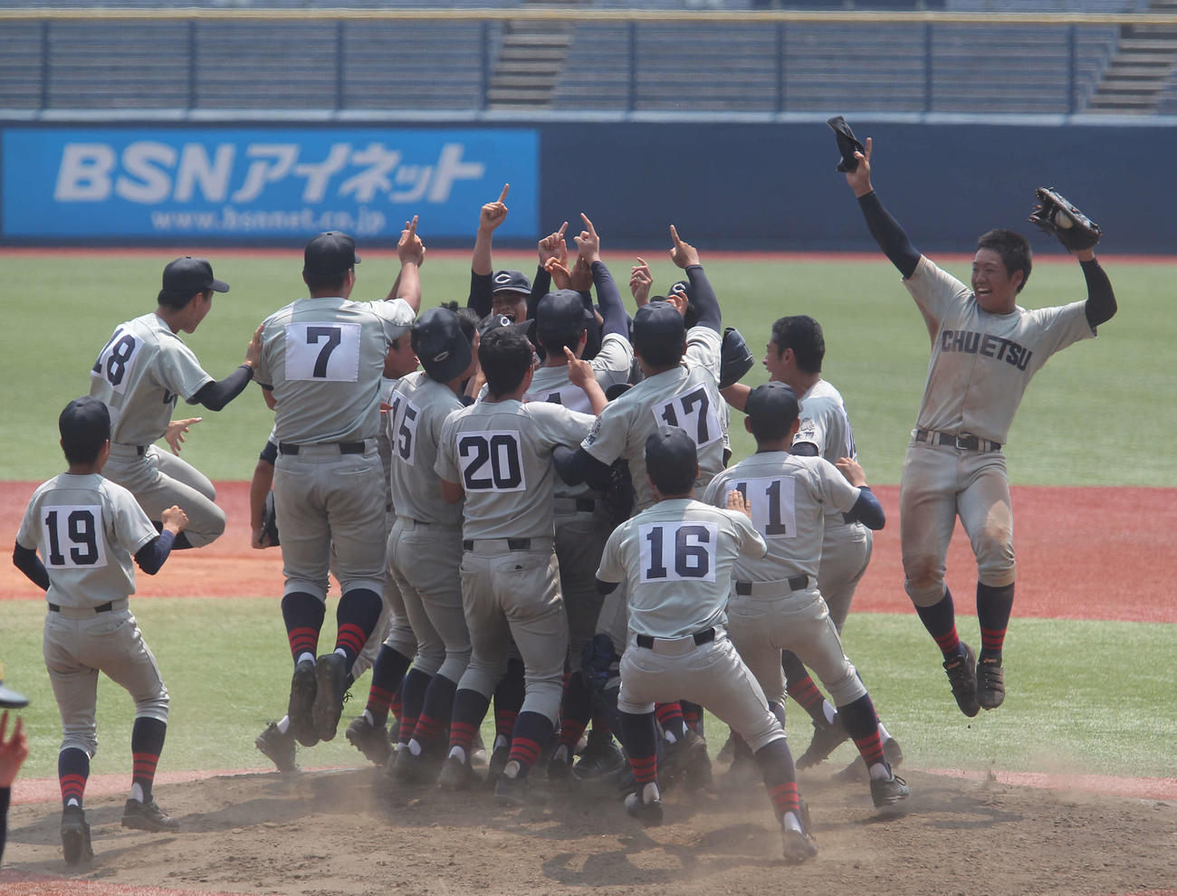 優勝を決めた瞬間、マウンド付近で歓喜を爆発させる中越ナイン（撮影・涌井幹雄）