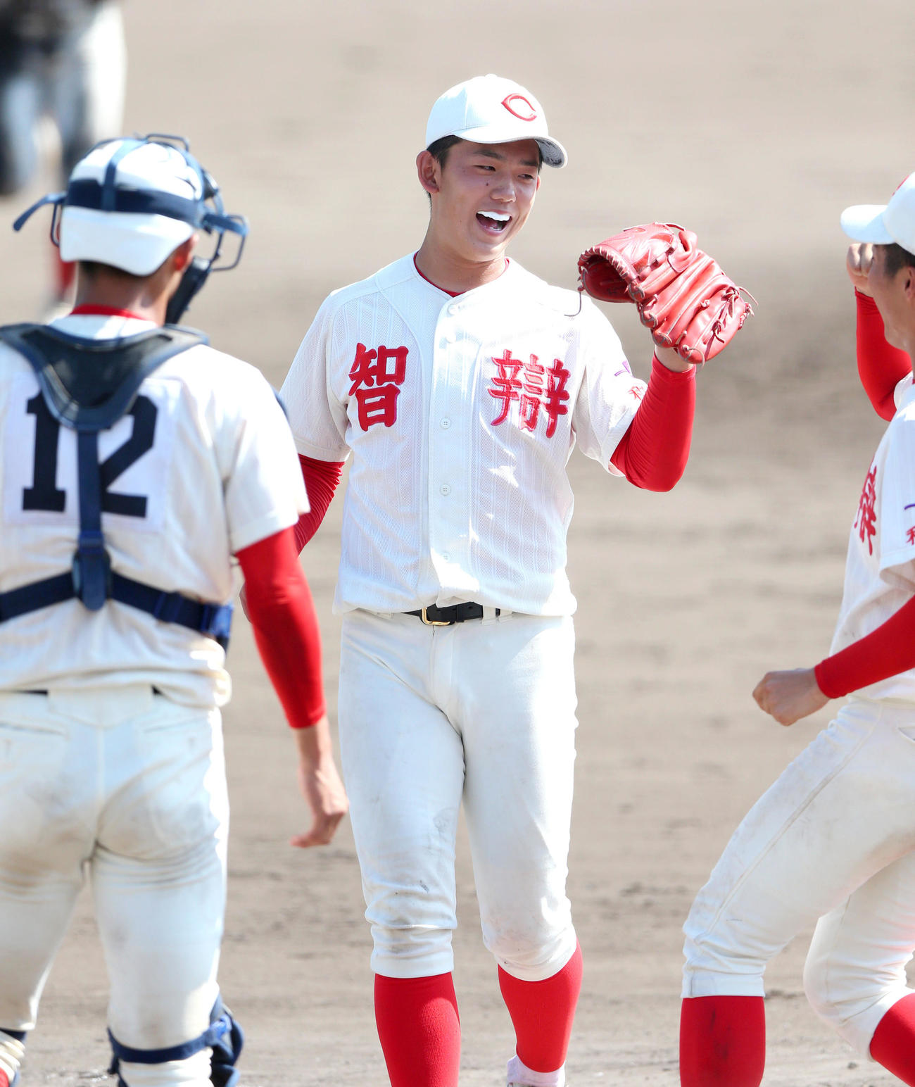 優勝を決め笑顔を見せる智弁和歌山の小林投手（中央）らナイン（撮影・上山淳一）