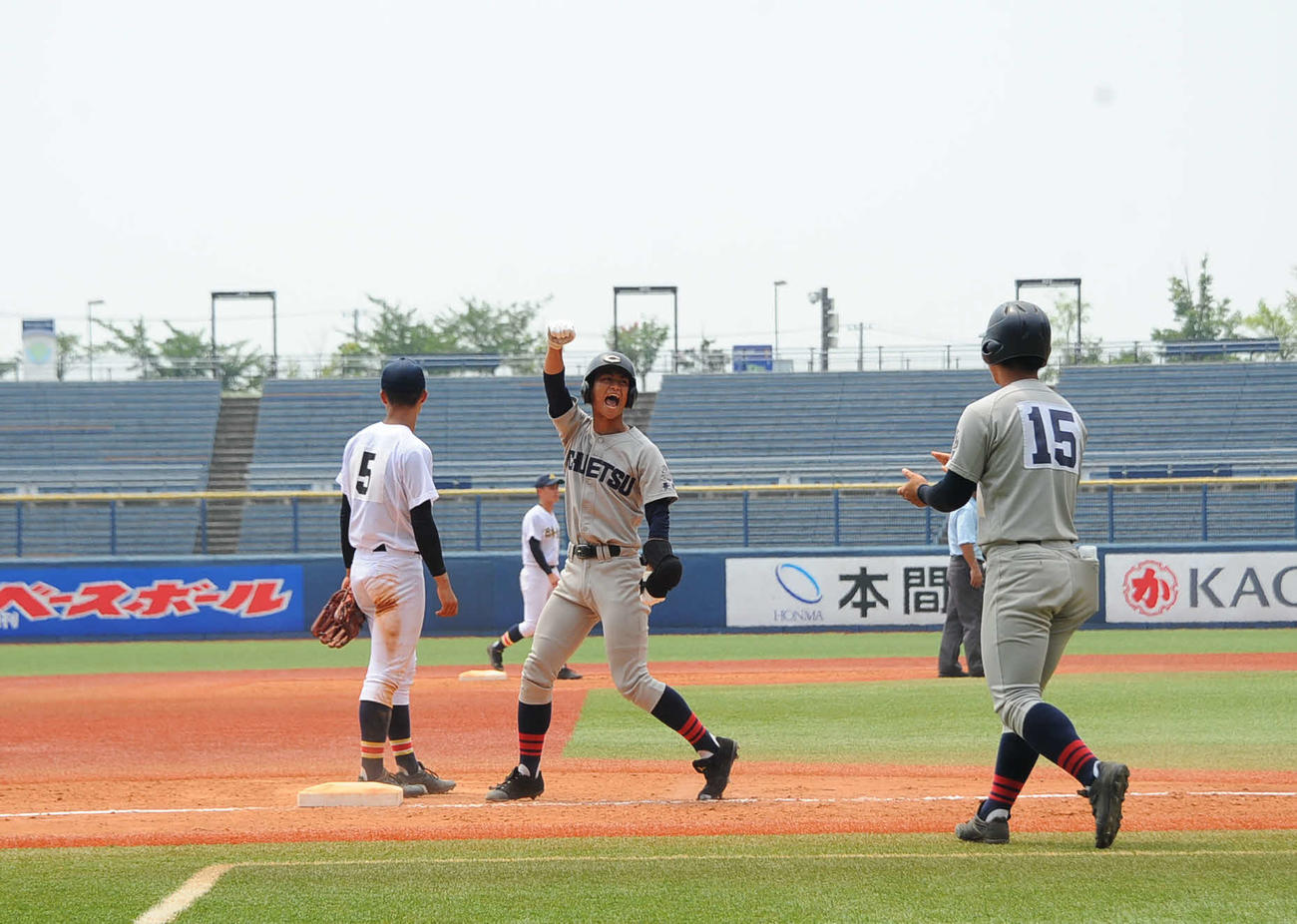 4回2死満塁、中越・酒井が右翼線へ勝ち越しの三塁打を放ち、塁上で右手を突き上げる（中央）
