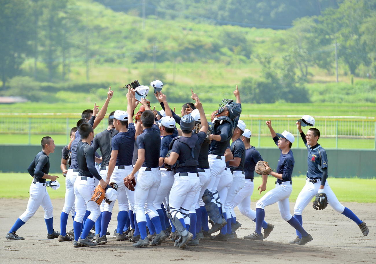 予行演習？　守備練習直後に優勝をイメージしてマウンド上に集まる光南の選手たち（撮影・鎌田直秀）