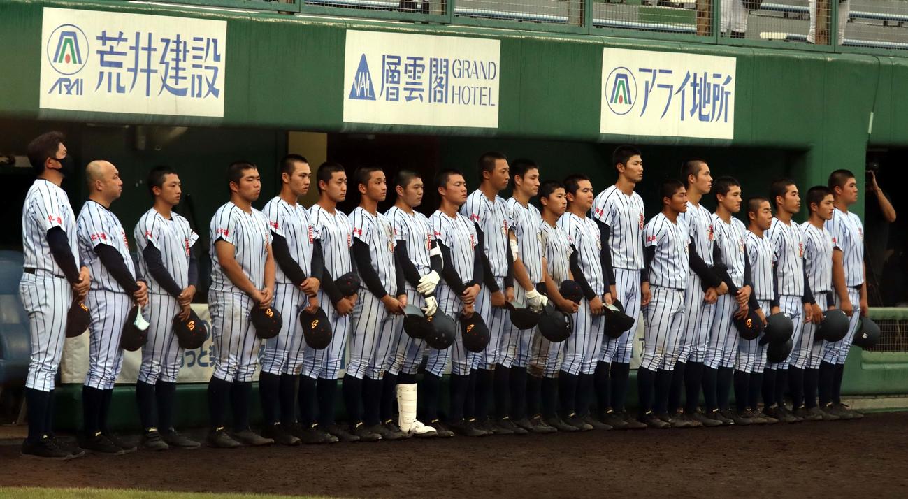 クラーク対白樺学園　初戦で敗れ整列する白樺学園の選手たち（撮影・永野高輔）