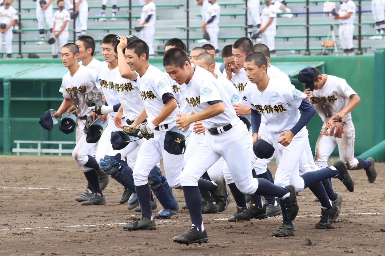 札幌国際情報対東海大札幌　準決勝進出を決めた札幌国際情報ナイン（撮影・保坂果那）