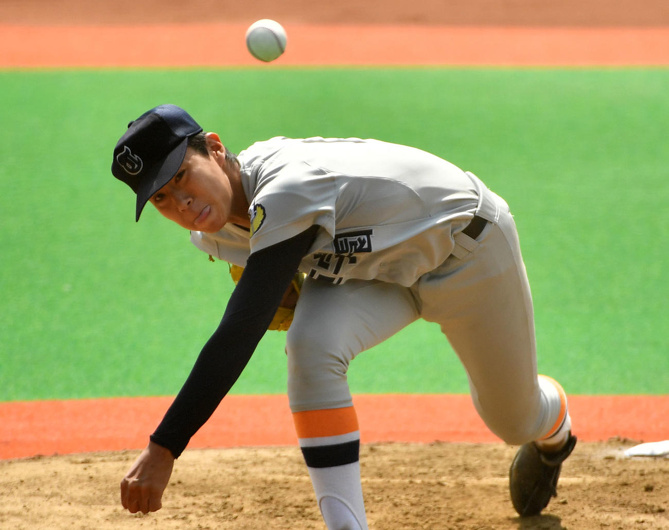 東亜学園対帝京　力投する東亜学園先発の鈴木隆（撮影・横山健太）