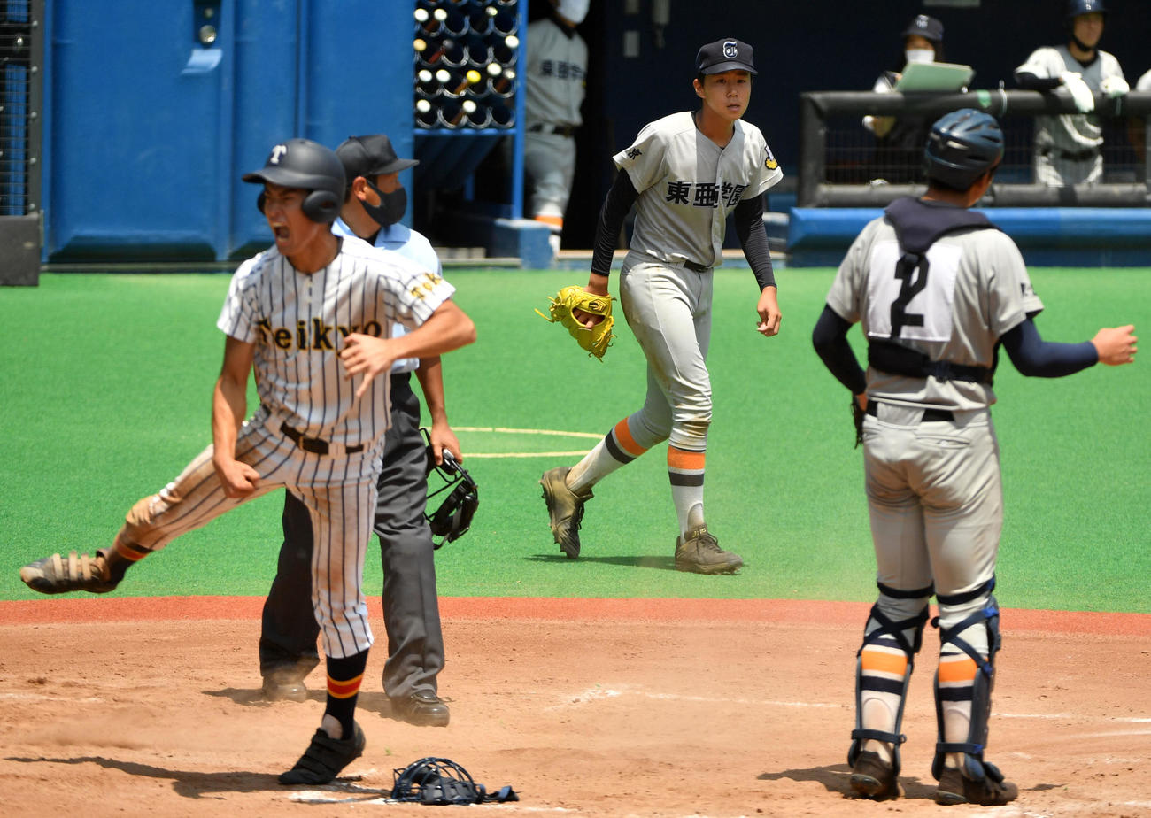 東亜学園対帝京　8回裏帝京1死満塁、逆転を許し肩を落とす鈴木隆（中央）（撮影・横山健太）