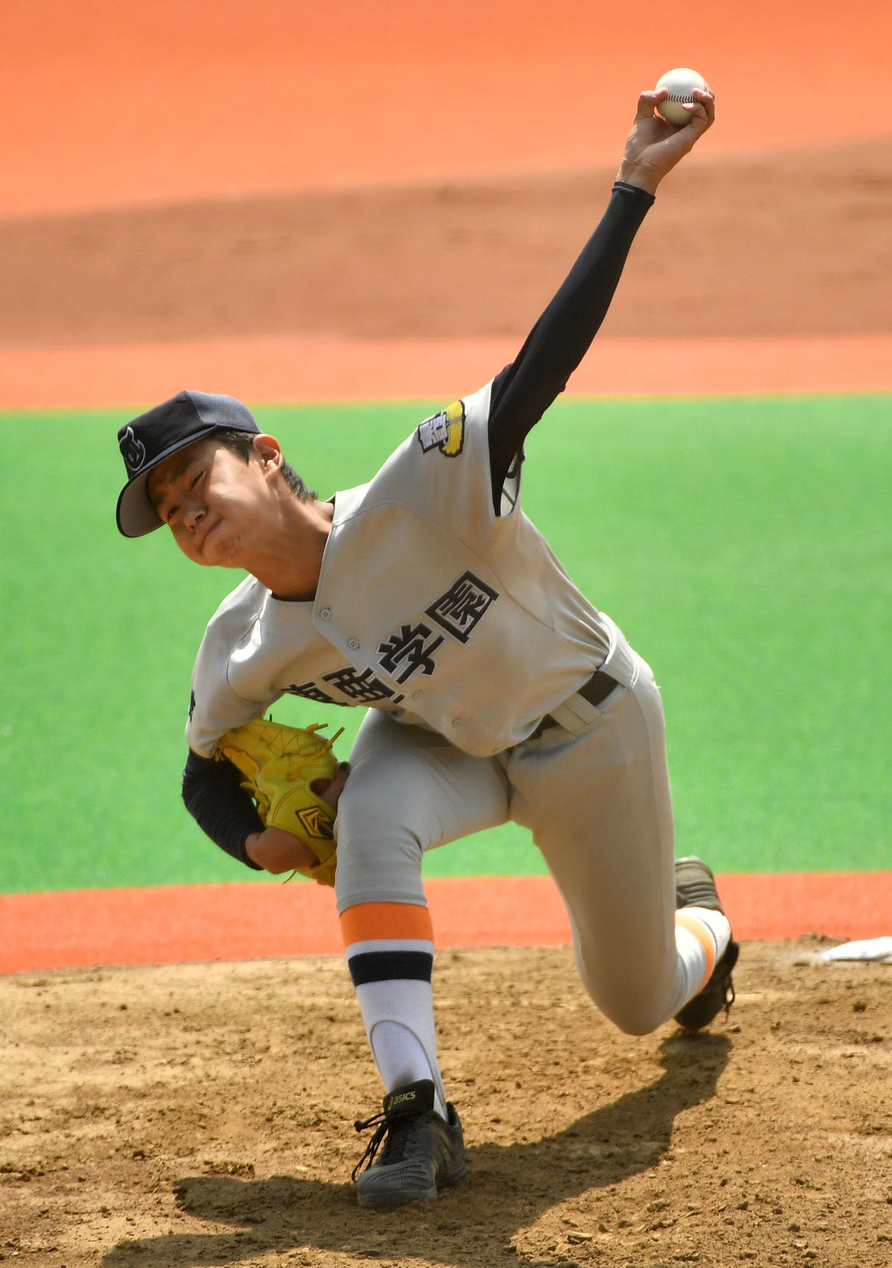 東亜学園対帝京　力投する東亜学園先発の鈴木隆（撮影・横山健太）