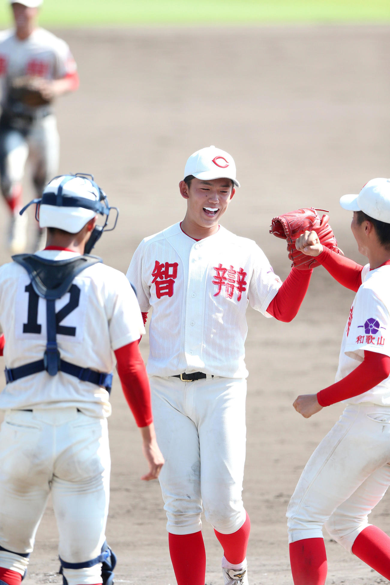 初芝橋本対智弁和歌山　優勝を決め笑顔を見せる智弁和歌山の小林投手（中央）らナイン（撮影・上山淳一）