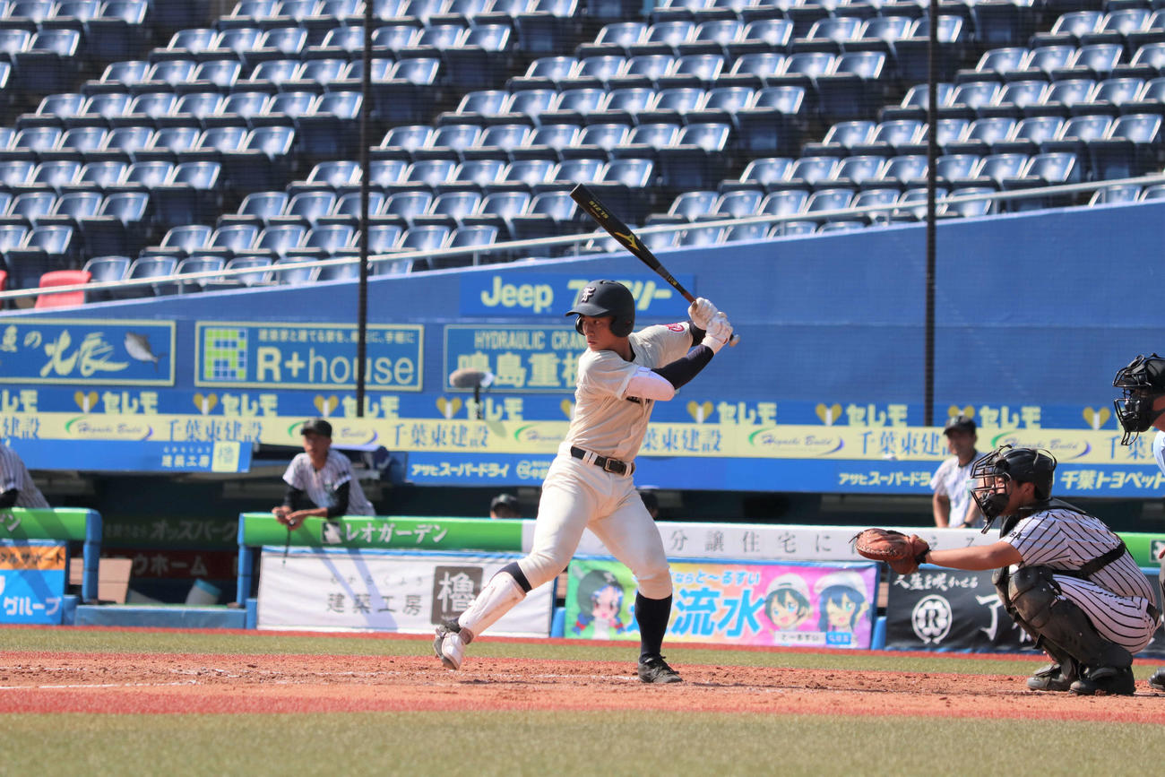 市船橋対東葉　中学時代にバッテリーを組んでいた東葉・清水と対戦する市船橋・桜内（撮影・沢田直人）