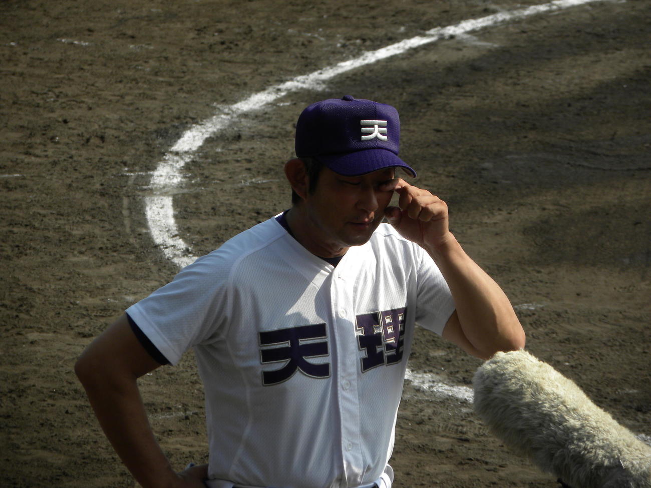 優勝インタビューで涙を流す天理・中村監督（撮影・松本航）