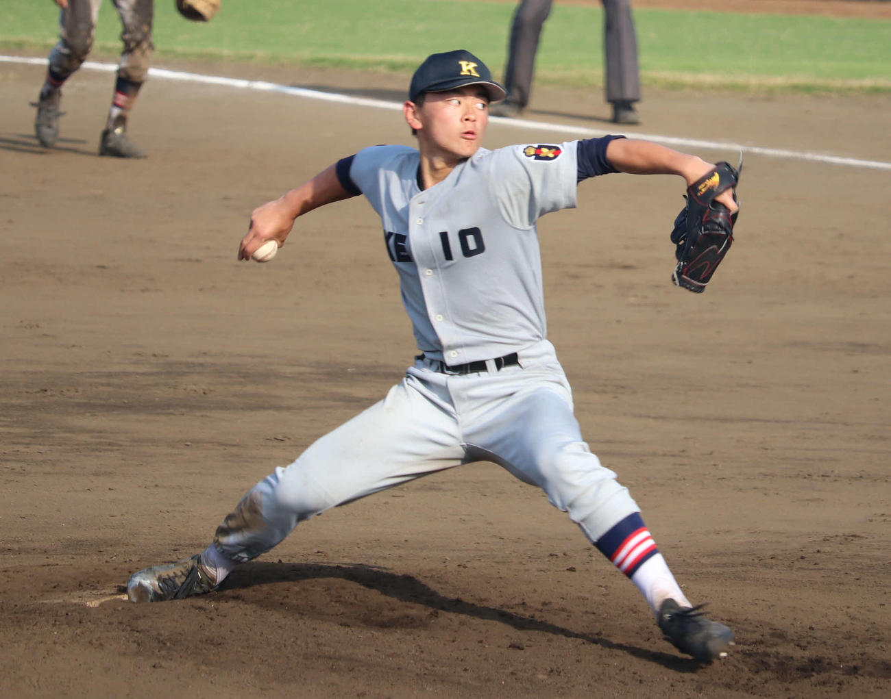 日大藤沢対慶応藤沢　4回から2番手でマウンドに上がった慶応藤沢・田上（撮影・湯本勝大）