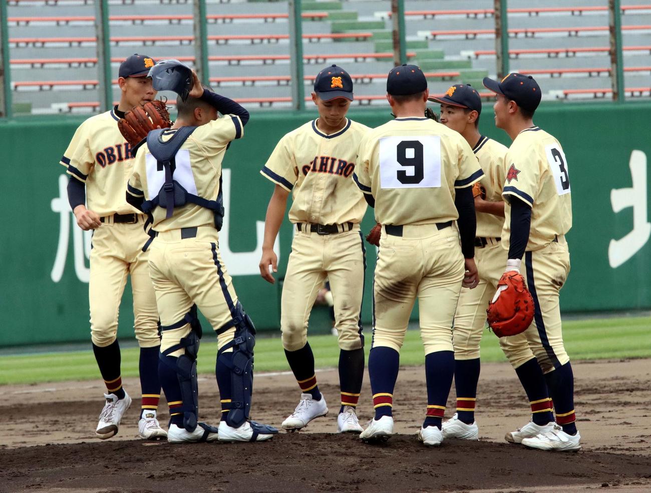 帯広農対旭川龍谷　ピンチでマウンドに集まる帯広農の内野陣（撮影・永野高輔）