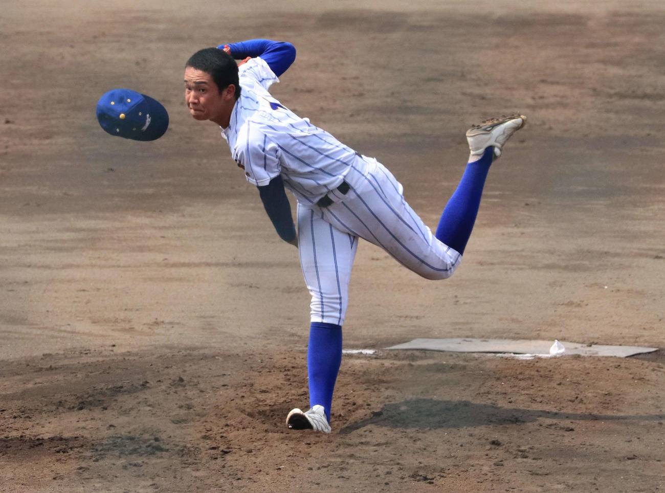 帽子をとばして力投する高崎健康福祉大高崎・下（撮影・小早川宗一郎）