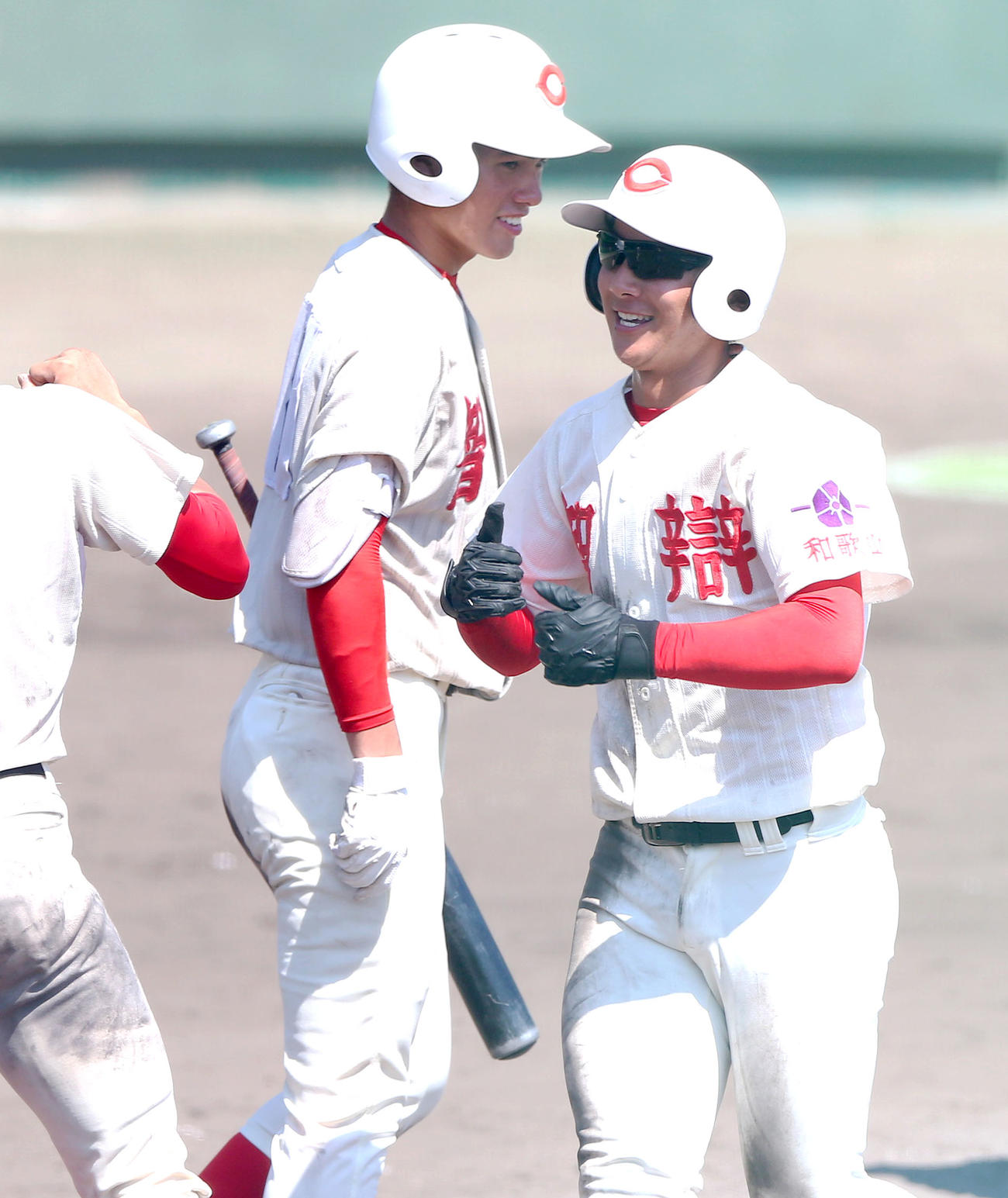 初芝橋本対智弁和歌山　5回裏智弁和歌山2死一、二塁、左越え3点本塁打を放った綾原（右）はナインと笑顔でエアタッチ（撮影・上山淳一）